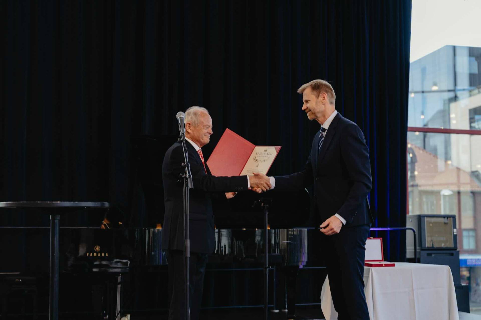 Hjem 3 Pal handshake