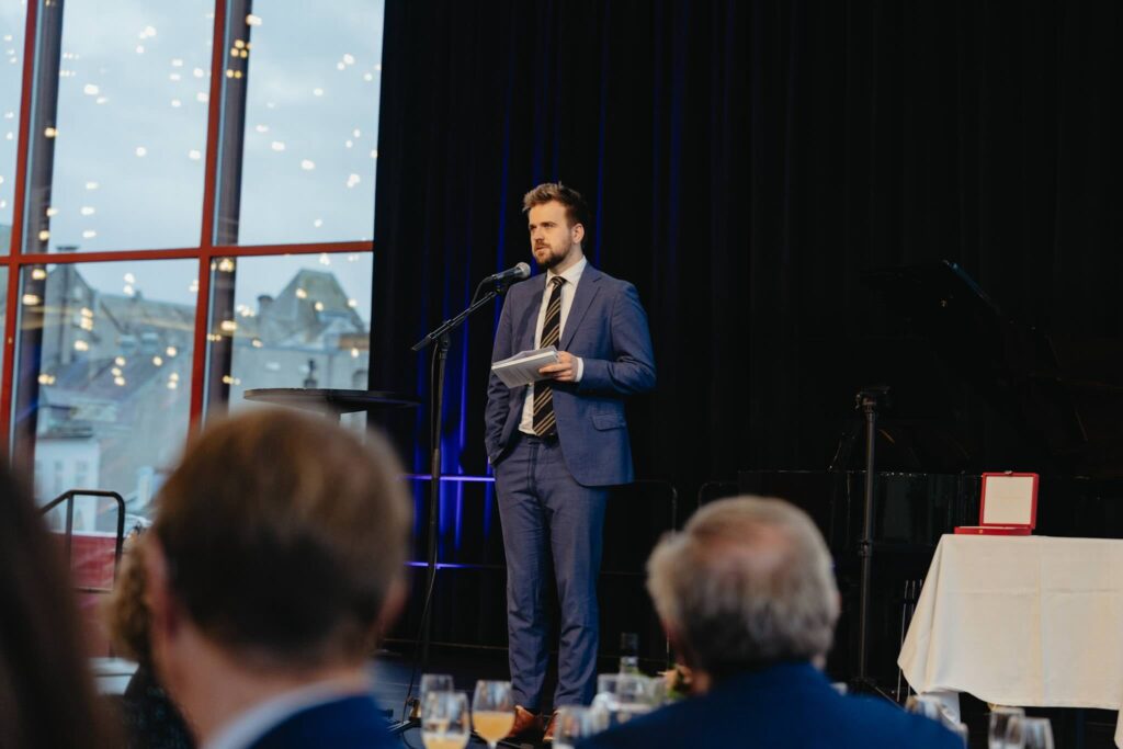 Pål W. Lorentzen, stifter av Initiativ Vest, utnevnt til St. Olavs orden  1 Mathias holder tale 1