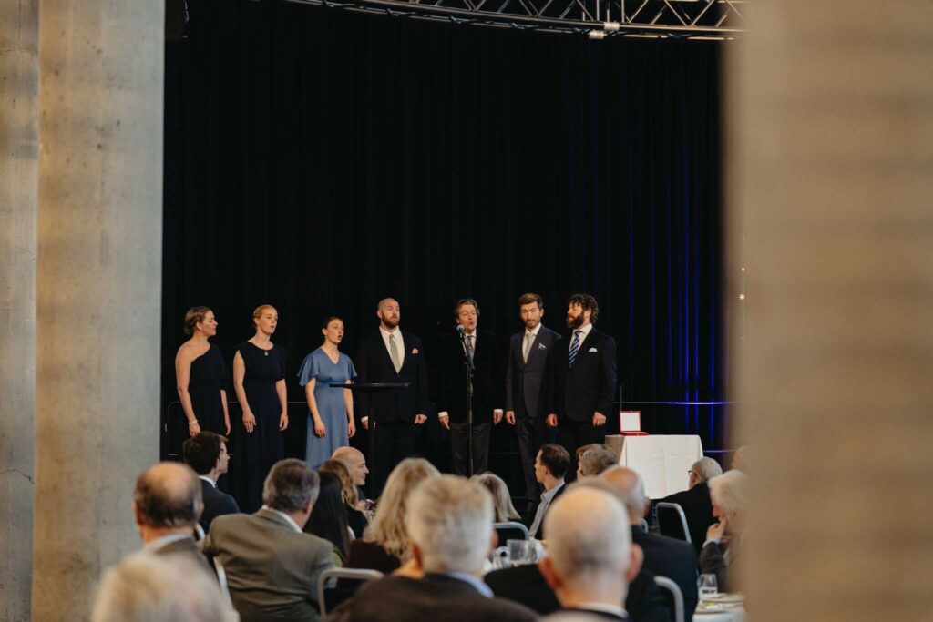 Pål W. Lorentzen, stifter av Initiativ Vest, utnevnt til St. Olavs orden  3 koret synger